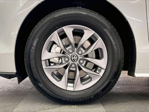 Used 2025 Toyota Sienna XLE image 8