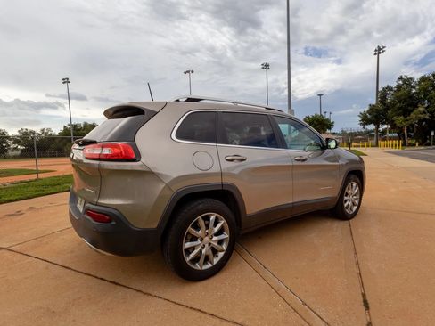 Used 2018 Jeep Cherokee Limited AWD/4WD image 10