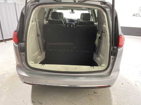 Used 2019 Chrysler Pacifica Limited image 19