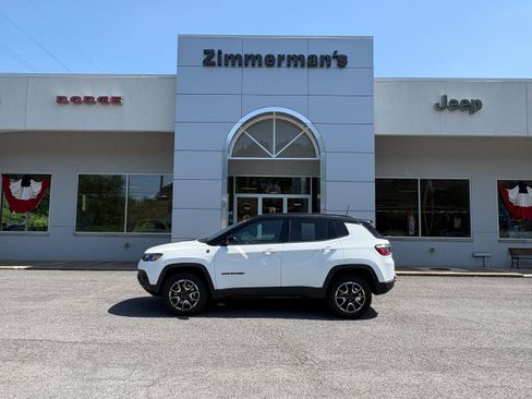 Certified 2025 Jeep Compass Trailhawk AWD/4WD image 1