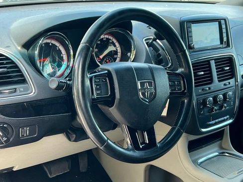 Used 2018 Dodge Grand Caravan SXT FWD image 2