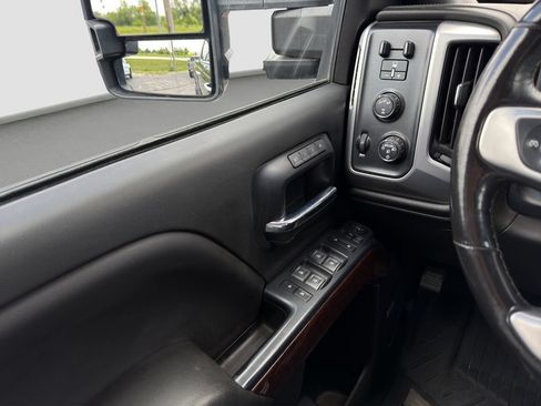 Used 2019 GMC Sierra 2500 SLT w/ Duramax Plus Package AWD/4WD image 12
