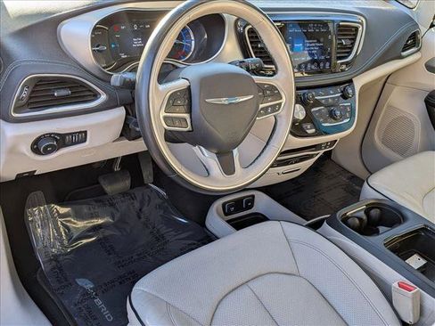 Used 2017 Chrysler Pacifica Platinum image 9