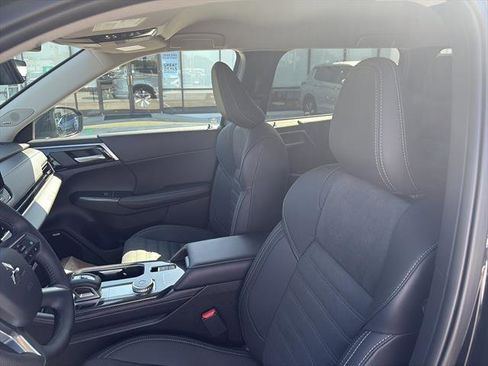 New 2025 Mitsubishi Outlander SE image 15