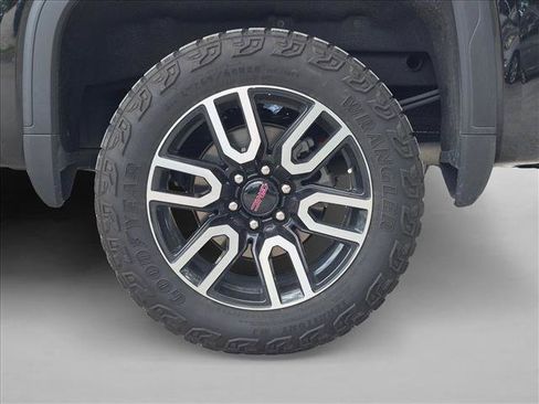 Used 2024 GMC Sierra 1500 AT4 w/ Technology Package AWD/4WD image 14
