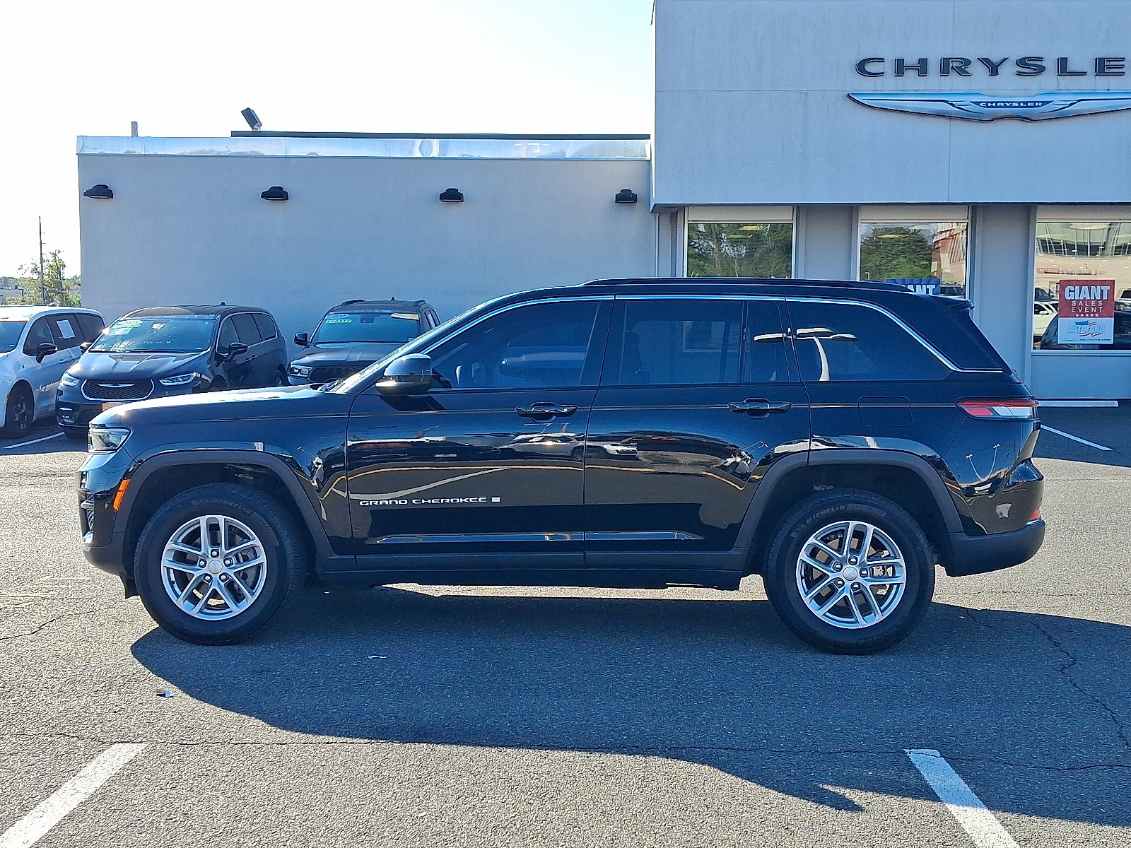 Used 2024 Jeep Grand Cherokee Laredo X w/ Luxury Tech Group I AWD/4WD image 4