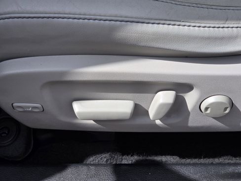 Used 2016 Toyota Highlander XLE image 16