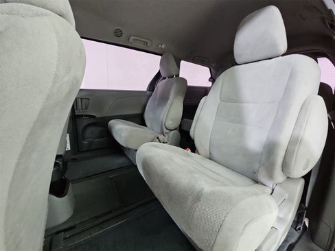 Used 2016 Toyota Sienna L image 19