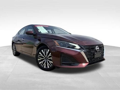 Used 2023 Nissan Altima 2.5 SV w/ SV Premium Package FWD image 2