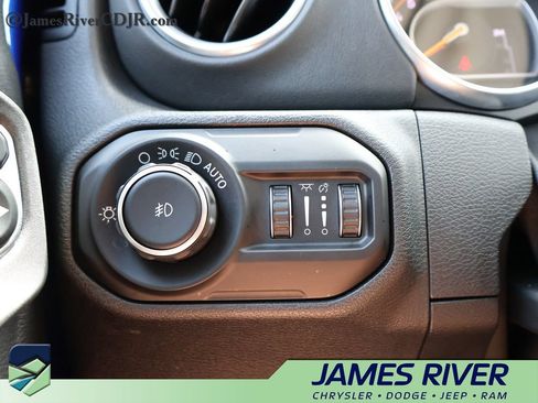 Used 2020 Jeep Wrangler Unlimited Sahara AWD/4WD image 29