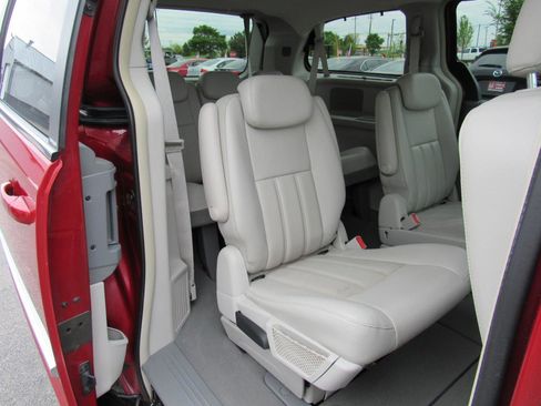 Used 2010 Chrysler Town & Country Touring FWD image 32