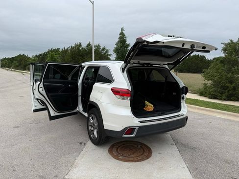 Used 2018 Toyota Highlander Limited Platinum FWD image 27