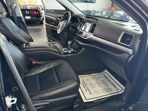Used 2016 Toyota Highlander XLE AWD/4WD image 12