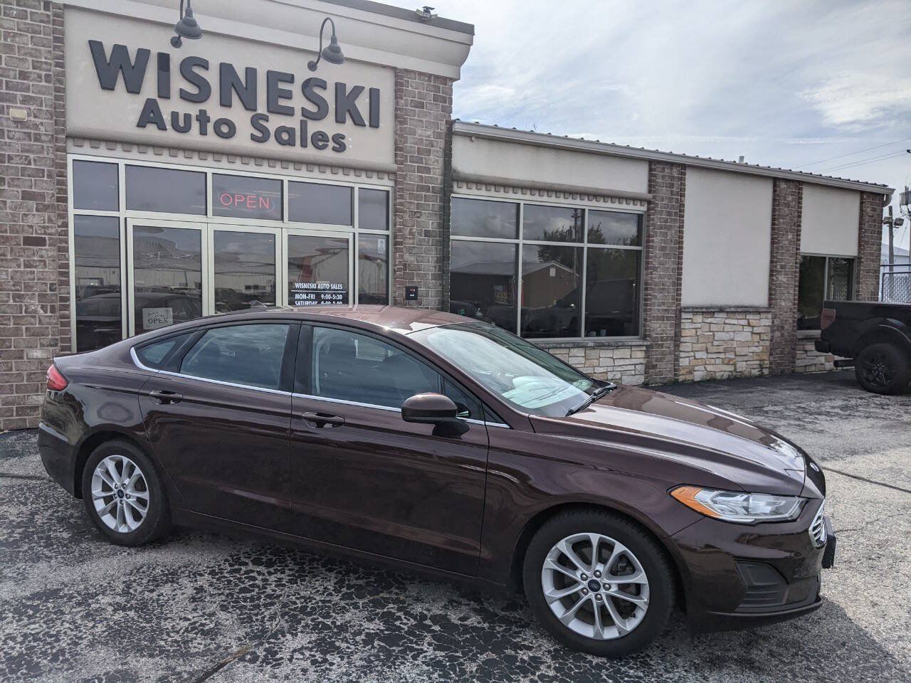 Used 2019 Ford Fusion SE FWD image 2