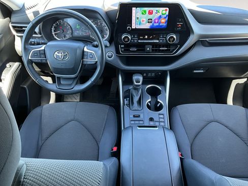 Used 2024 Toyota Highlander LE AWD/4WD image 12