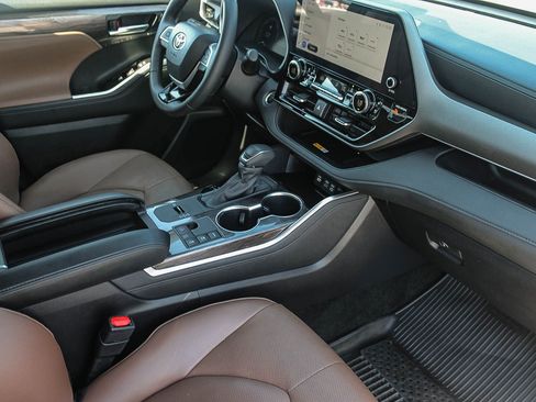 Certified 2025 Toyota Highlander Limited image 17