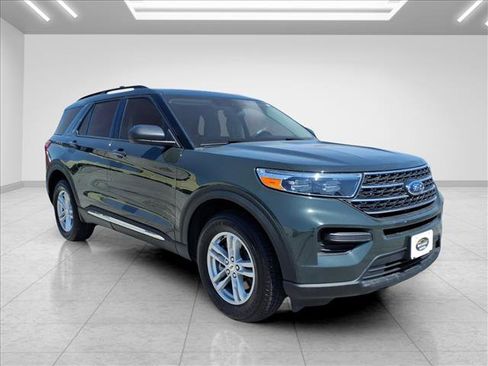 Used 2023 Ford Explorer XLT AWD/4WD image 2