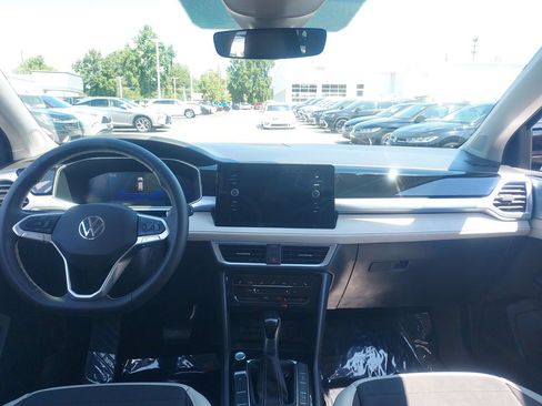 Certified 2025 Volkswagen Taos SE AWD/4WD image 9