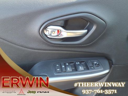 Used 2019 Jeep Cherokee Latitude w/ Cold Weather Group image 11