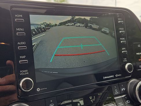 Used 2022 Toyota Highlander XLE AWD/4WD image 9