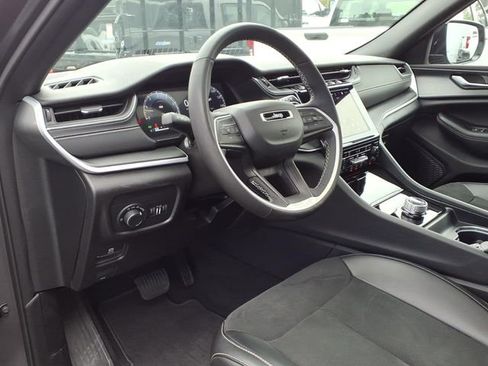 Used 2025 Jeep Grand Cherokee Altitude AWD/4WD image 9