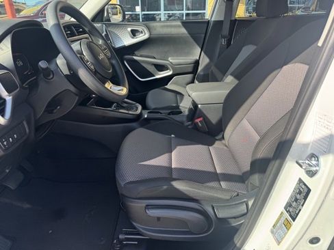 Certified 2025 Kia Soul LX w/ LX Technology Package image 13
