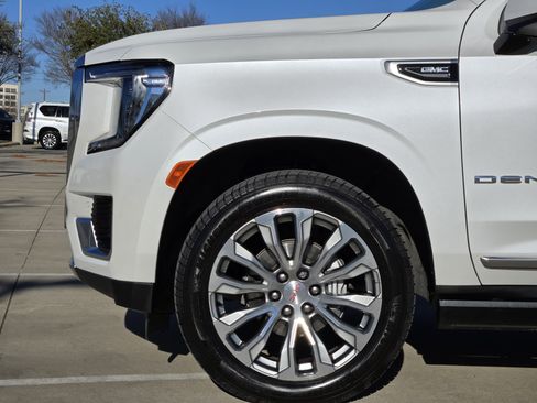 Used 2021 GMC Yukon XL Denali w/ Denali Premium Package image 8