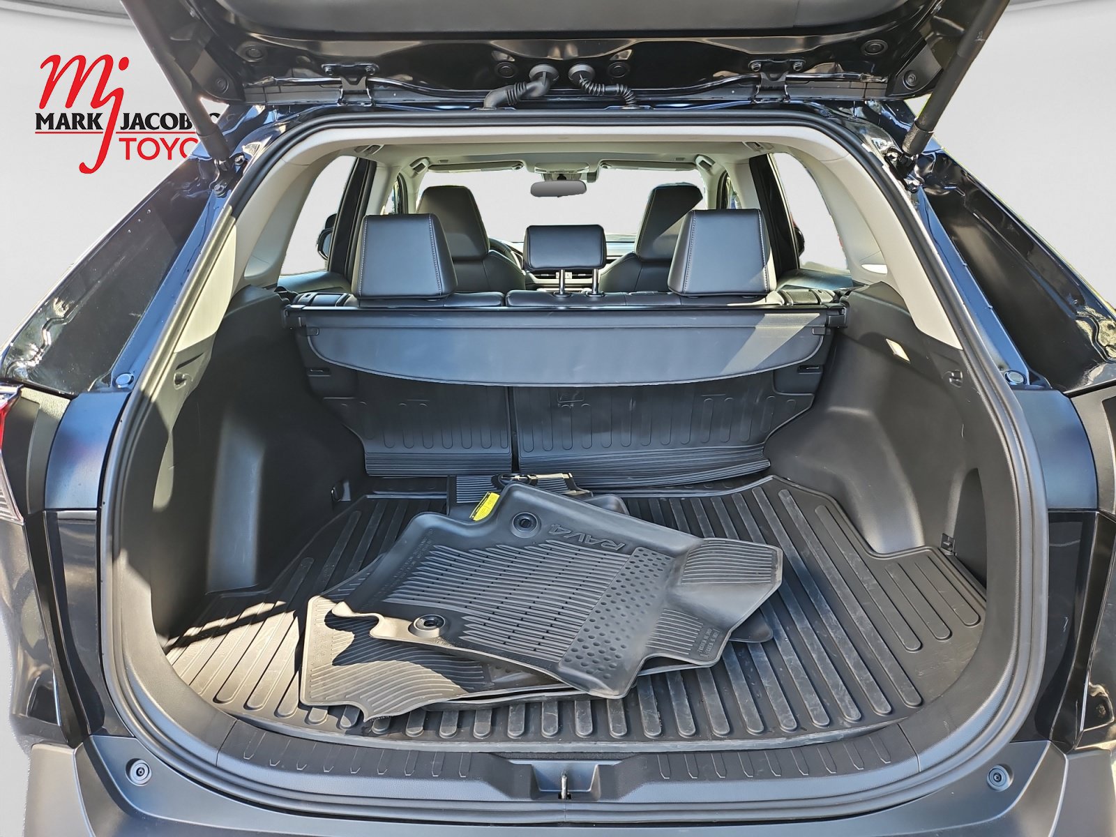 Used 2025 Toyota RAV4 XLE Premium w/ Weather Package AWD/4WD image 19