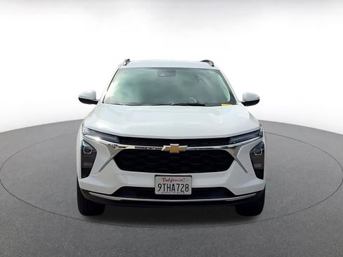 Used 2025 Chevrolet Trax LT w/ LT Convenience Package image 4