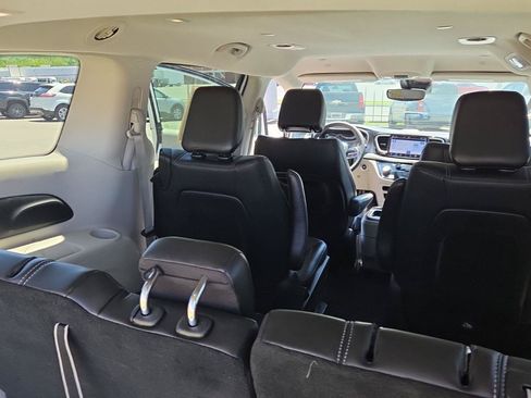 Used 2024 Chrysler Pacifica Limited FWD image 16