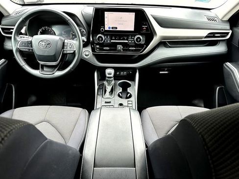 Used 2024 Toyota Highlander LE AWD/4WD image 29