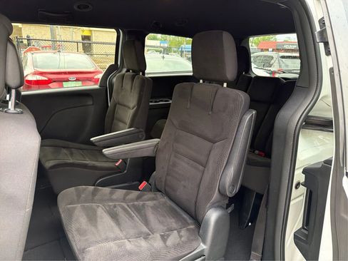 Used 2018 Dodge Grand Caravan SE FWD image 13