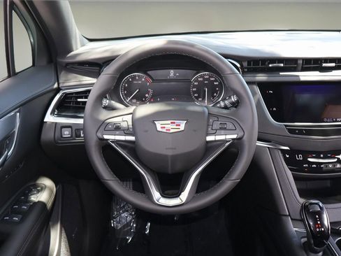 New 2025 Cadillac XT6 Luxury image 15