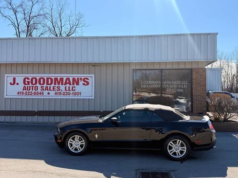 Used 2011 Ford Mustang Convertible image 2