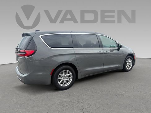 Used 2023 Chrysler Pacifica Touring-L FWD image 17