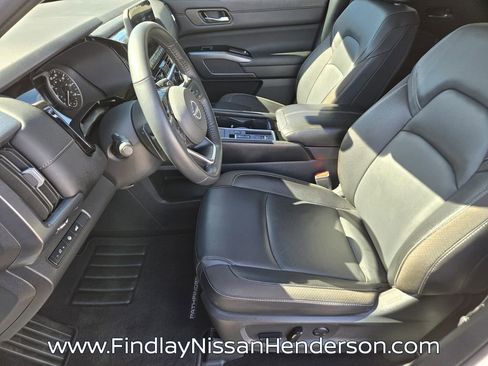Used 2025 Nissan Pathfinder SL image 10