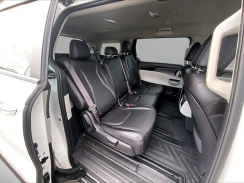Used 2024 Kia Carnival LX FWD image 29