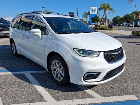 Used 2022 Chrysler Pacifica Touring-L FWD image 3