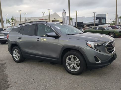 Used 2020 GMC Terrain SLE w/ Driver Convenience Package image 2