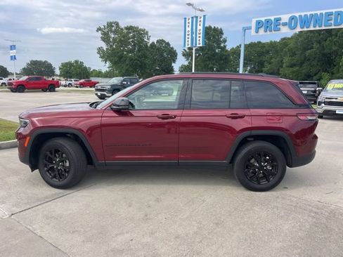 Used 2025 Jeep Grand Cherokee Altitude AWD/4WD image 3