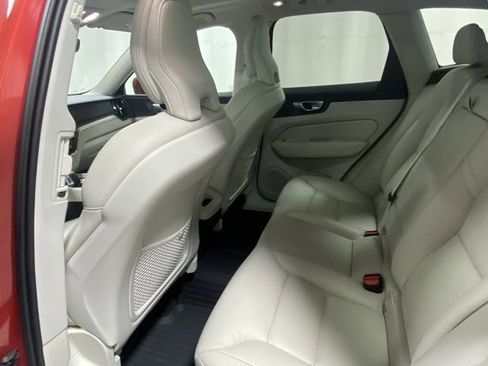 Used 2022 Volvo XC60 B5 Momentum w/ Climate Package image 13
