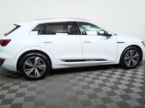 Used 2024 Audi Q8 e-tron Premium Plus image 2