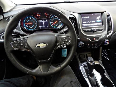 Used 2017 Chevrolet Cruze LT image 17