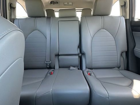 Used 2022 Toyota Highlander XLE image 25