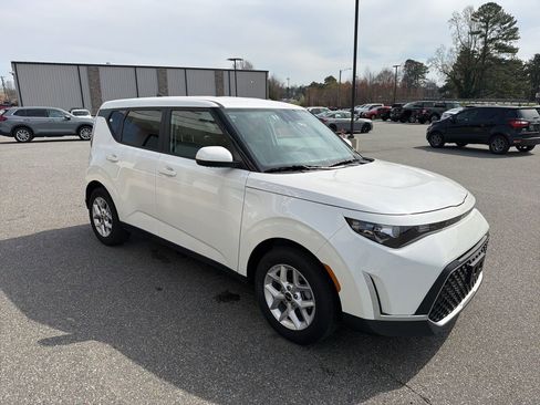 Used 2025 Kia Soul LX image 9