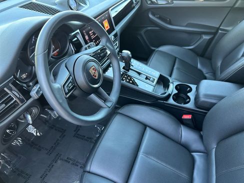 Certified 2025 Porsche Macan AWD/4WD image 4