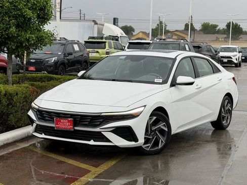 Used 2025 Hyundai Elantra SEL image 2