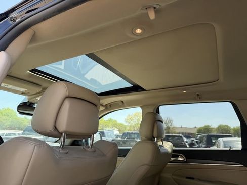 Used 2017 Jeep Grand Cherokee Limited w/ Luxury Group II image 15