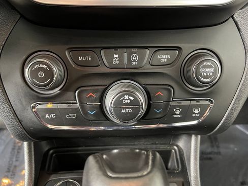 Used 2020 Jeep Cherokee Trailhawk w/ Cold Weather Group AWD/4WD image 23