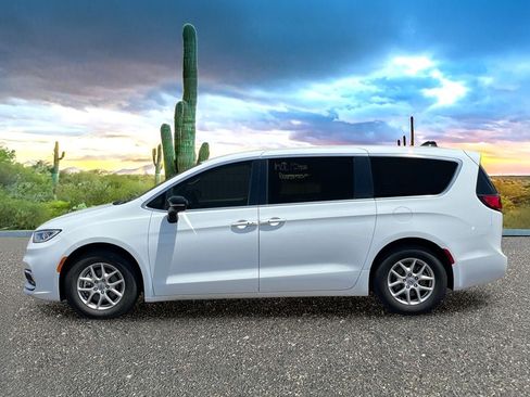 Used 2024 Chrysler Pacifica Touring-L FWD image 3
